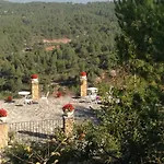 Castell De Guardiola Bed & Breakfast 3*